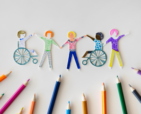 Imagen de niños con recortes de papel