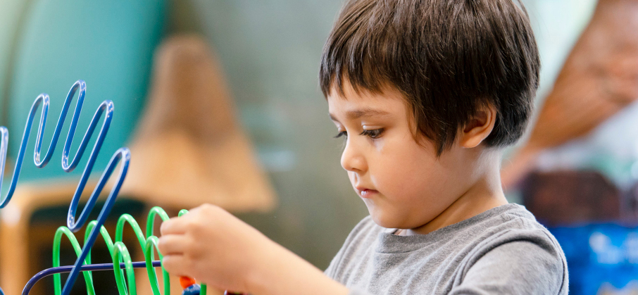 Niño jugando