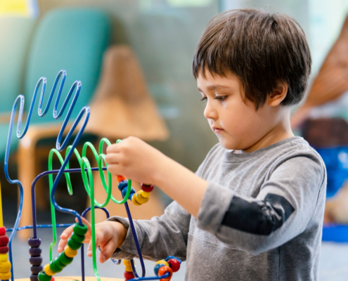 Niño jugando
