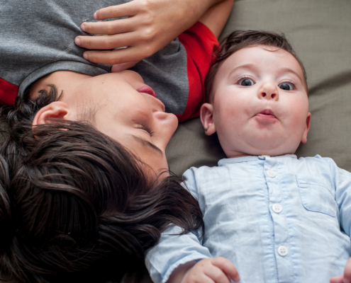 Pequeños hermanos en desarrollo divirtiéndose.