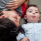 Pequeños hermanos en desarrollo divirtiéndose.