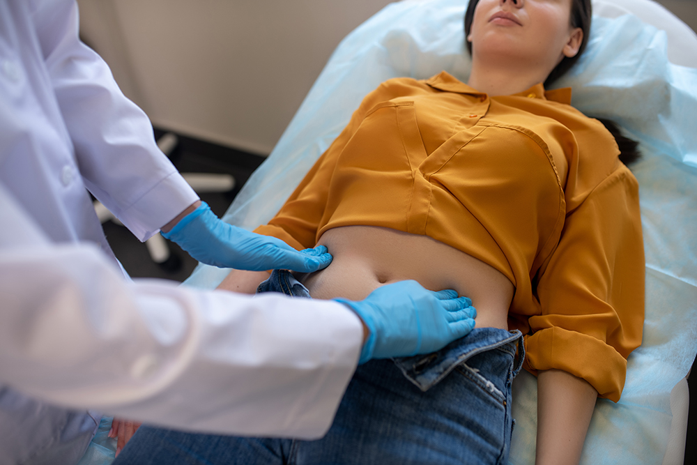 Crohn/Colitis Ulcerosa mujer siendo revisada por un médico