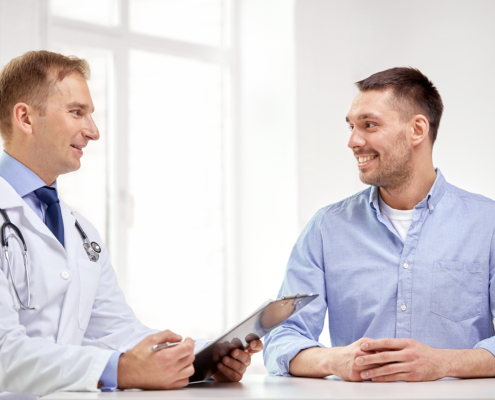 Ociente adulto con doctor hablando de diagnóstico