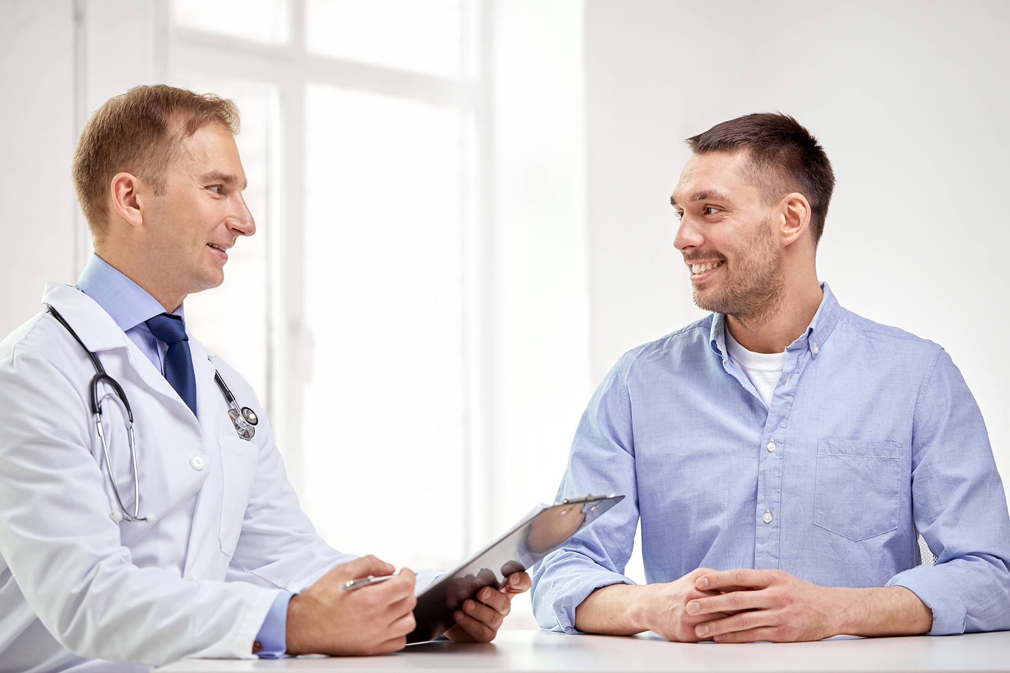 Ociente adulto con doctor hablando de diagnóstico