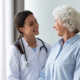 Imagen de adulto mayor con médico