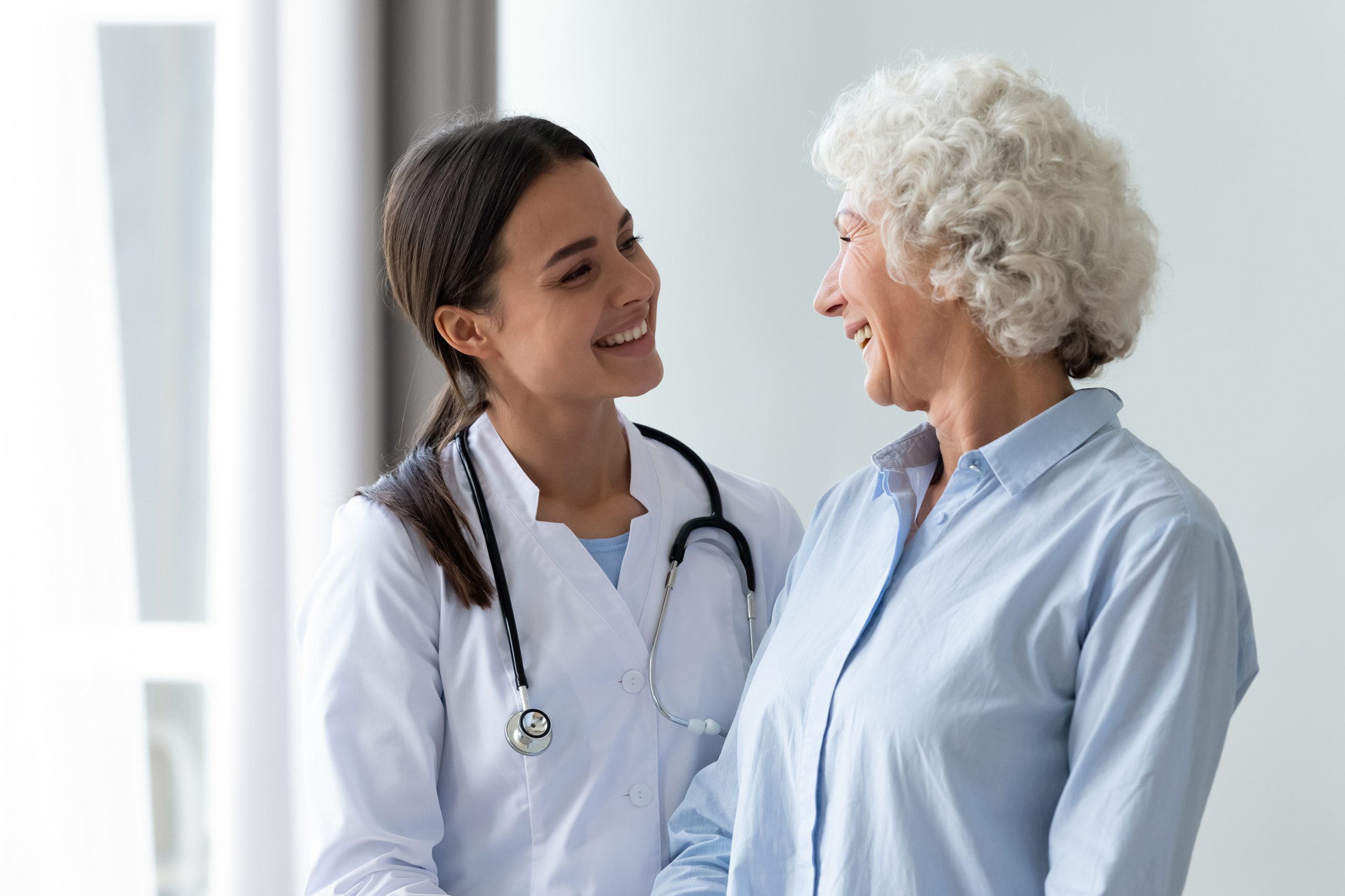 Imagen de adulto mayor con médico