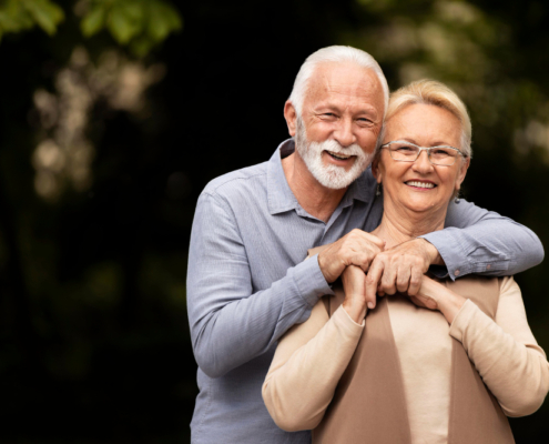 Pareja de adultos mayores abrazándose