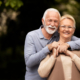 Pareja de adultos mayores abrazándose