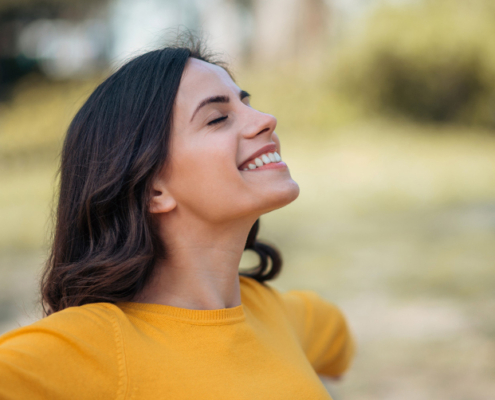 Mujer joven, feliz con los brazos abiertos
