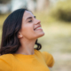 Mujer joven, feliz con los brazos abiertos