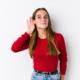 Mujer con mano en oído