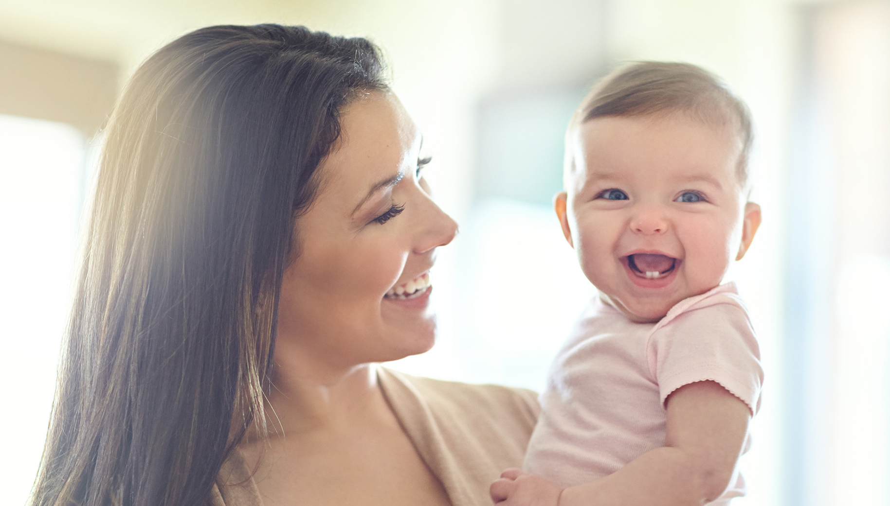 Bebé con su madre, sonriendo, contentos