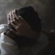 Mujer detrimida, cubriéndose la cabeza