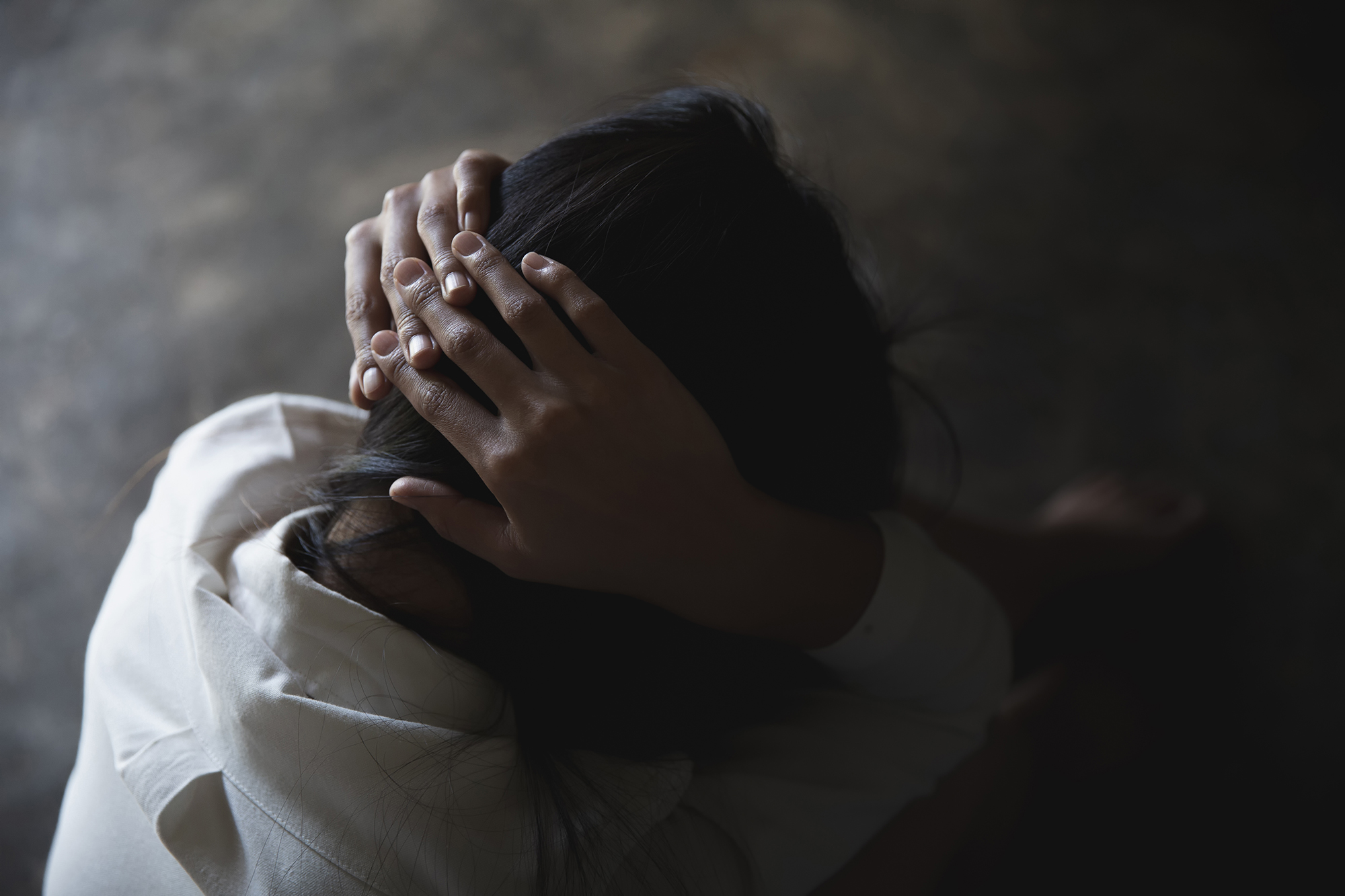 Mujer detrimida, cubriéndose la cabeza