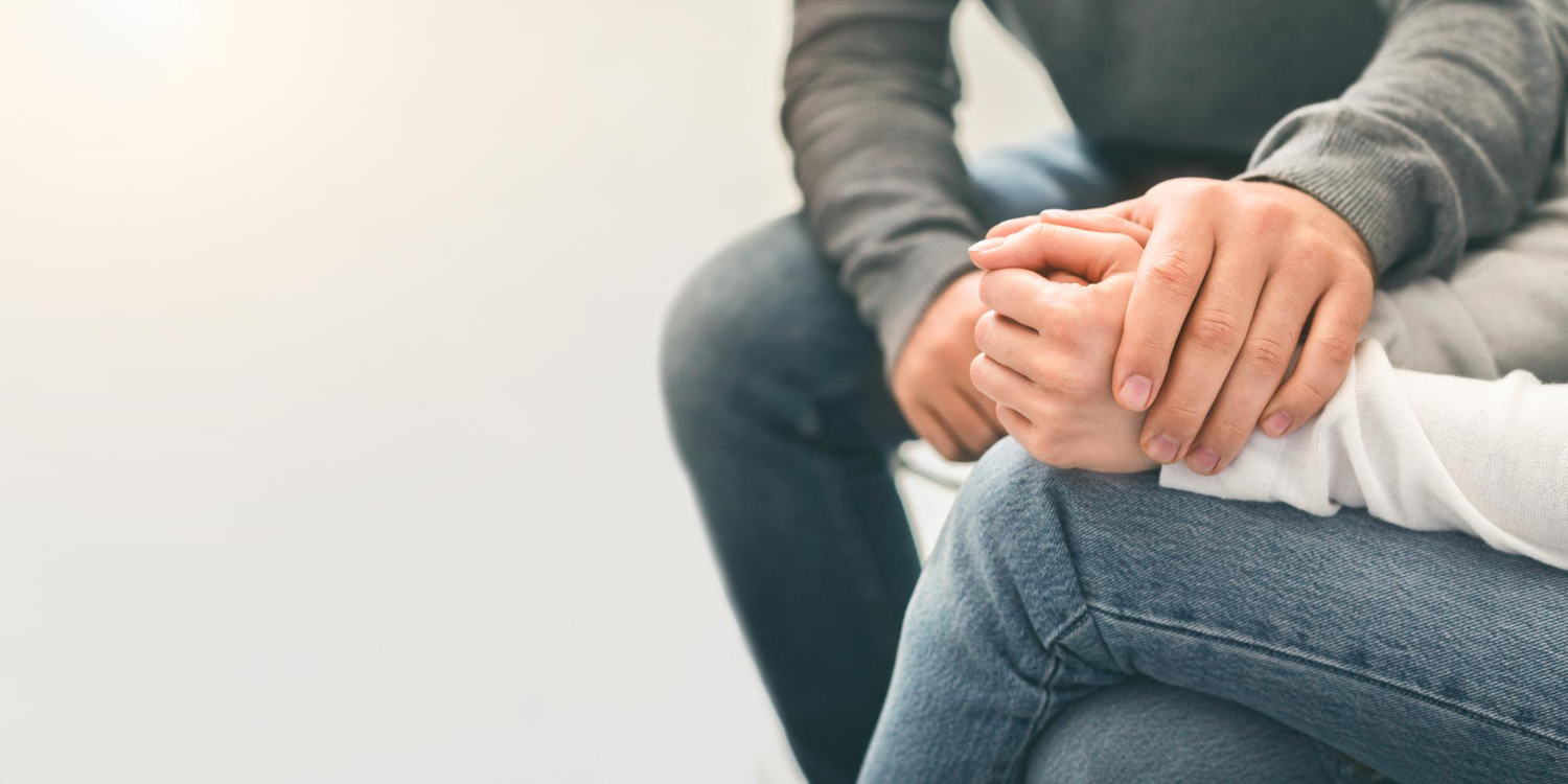 prevención del suicidio Enfoque en foto de personas tomándose las manos, en señal de apoyo
