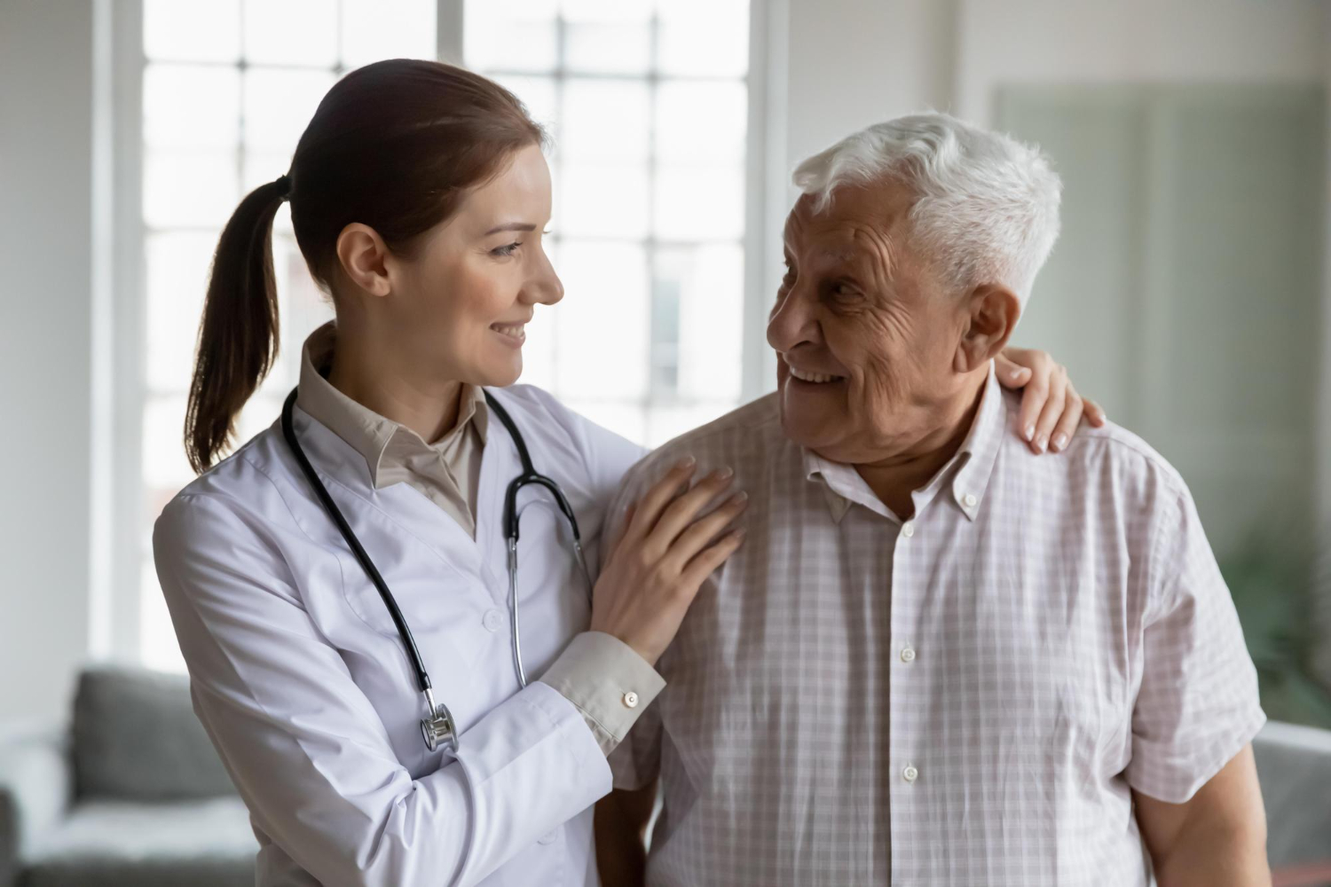 Día Mundial del Alzheimer Persona mayor sonriendo con su médico.
