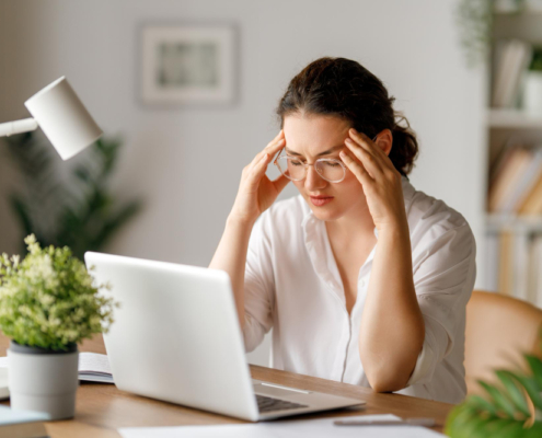 mujer con estrés y ansiedad