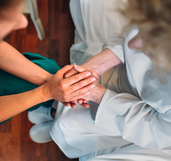 Personas en escena médica tomándose de las manos