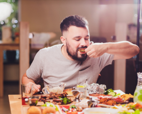 Hombre con mucha comida