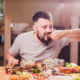 Hombre con mucha comida