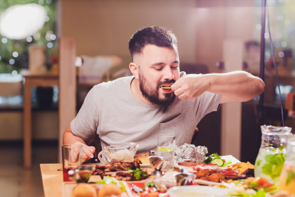 Hombre con mucha comida