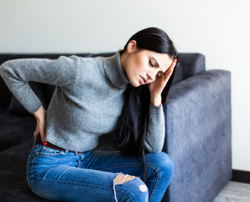 mujer mostrando signos de dolor