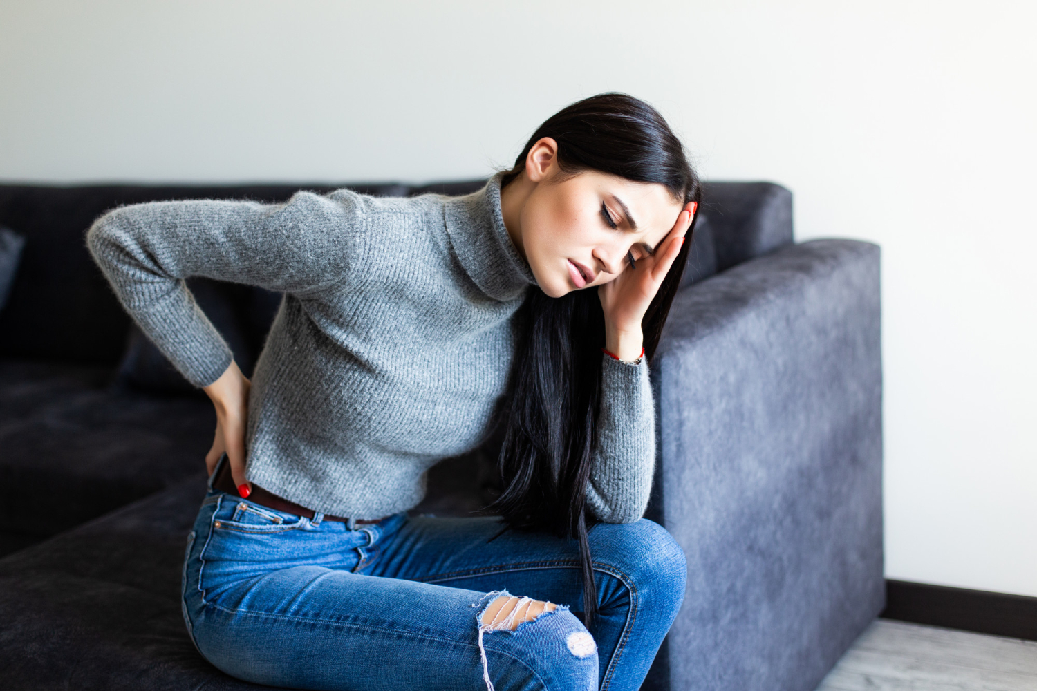 mujer mostrando signos de dolor