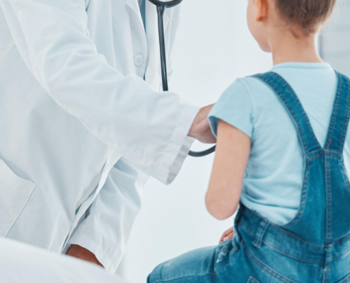 Niña con doctora