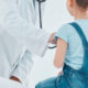 Niña con doctora