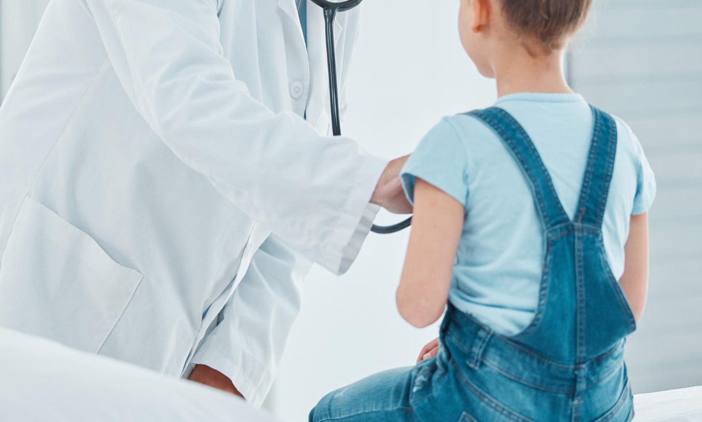Niña con doctora