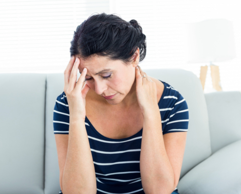 Mujer presentando dolor de cabeza