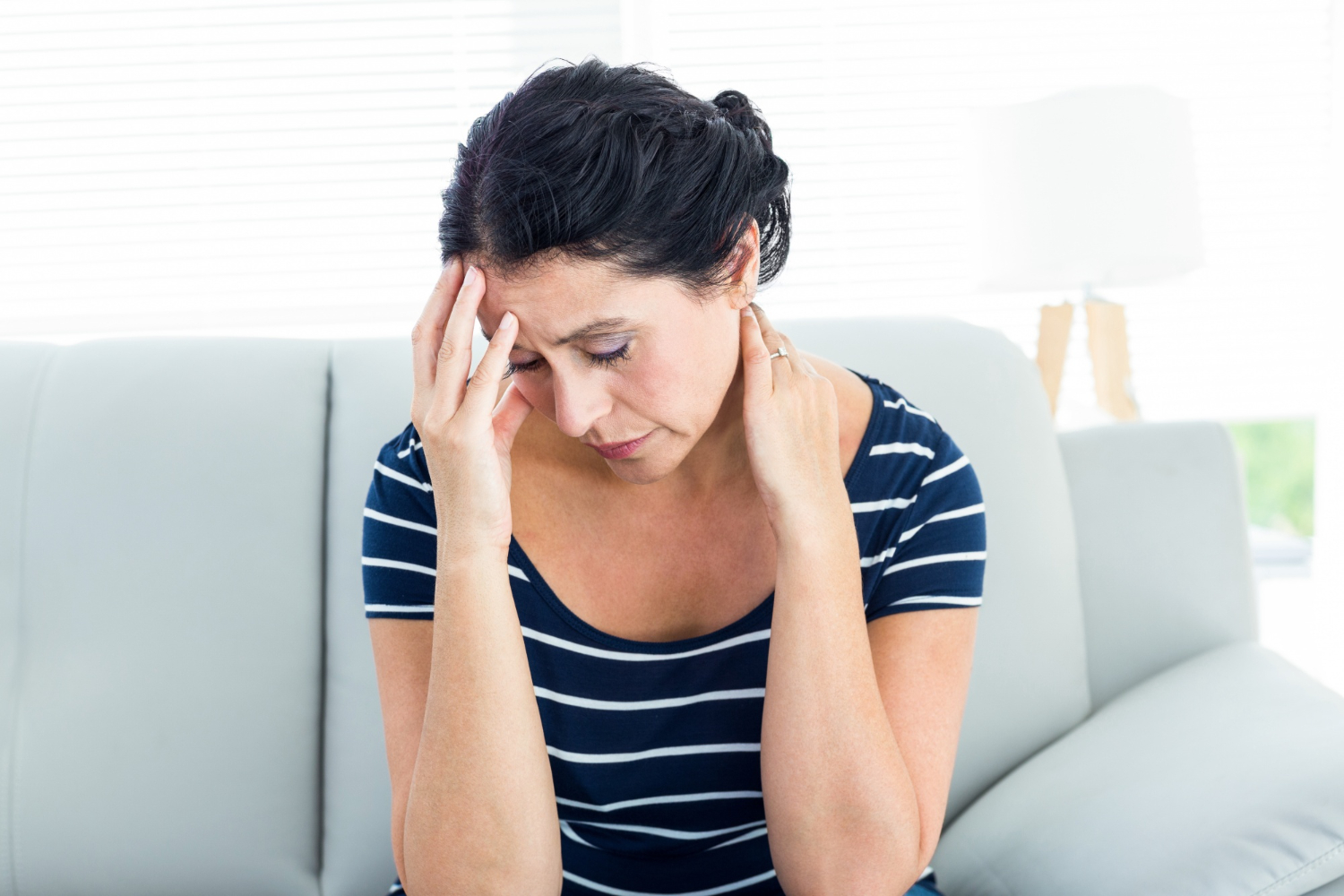 Mujer presentando dolor de cabeza