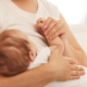 Bebé lactante con madre