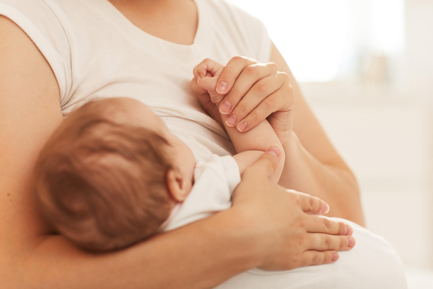 Bebé lactante con madre