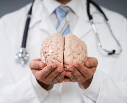 Médico con figura de cerebro en las manos