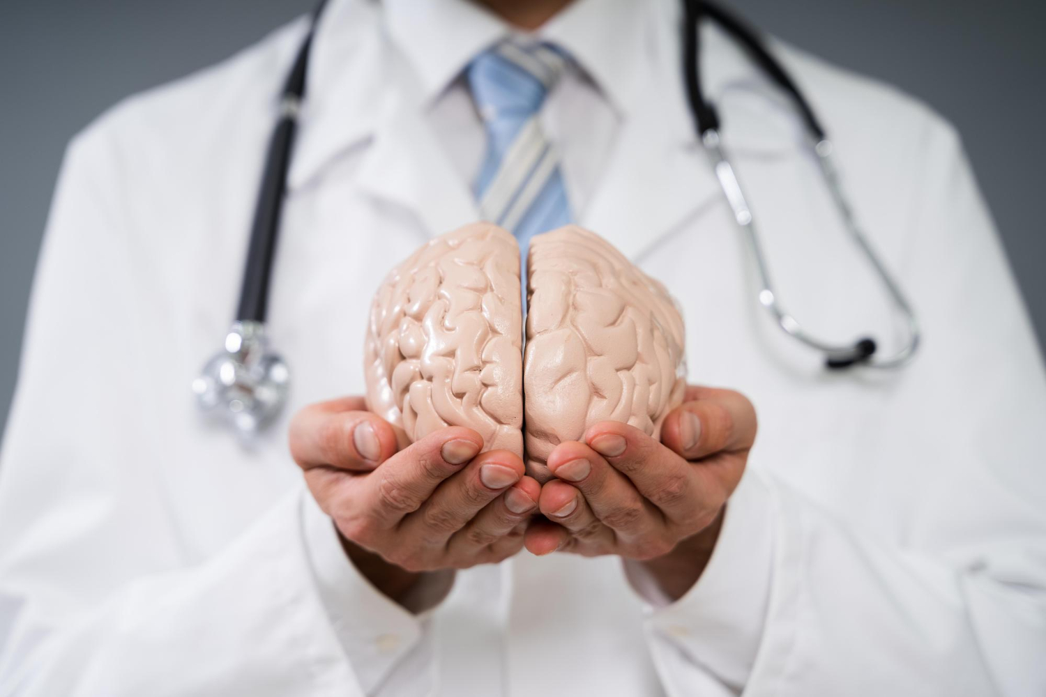 Médico con figura de cerebro en las manos