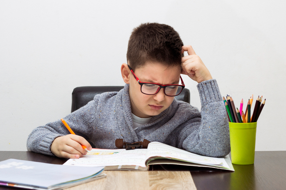 Niño mostrando dificultades para entender y prestar atención