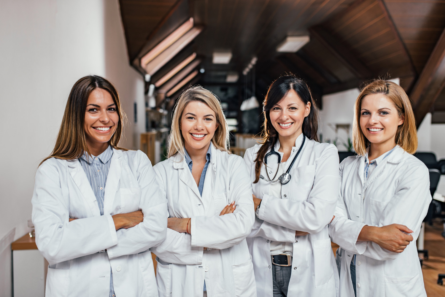 Grupo de mujeres médicos mostrándose orgullosas y felices.