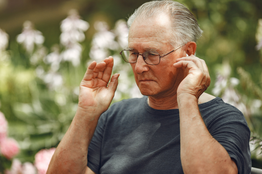 Hombre tratando de escuchar