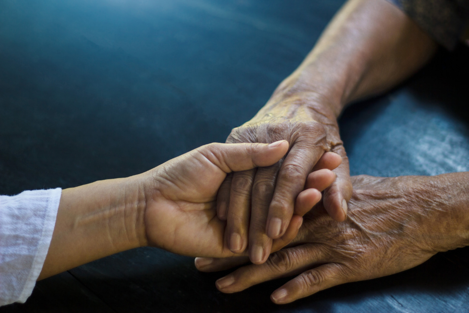 Tomando la mano del paciente