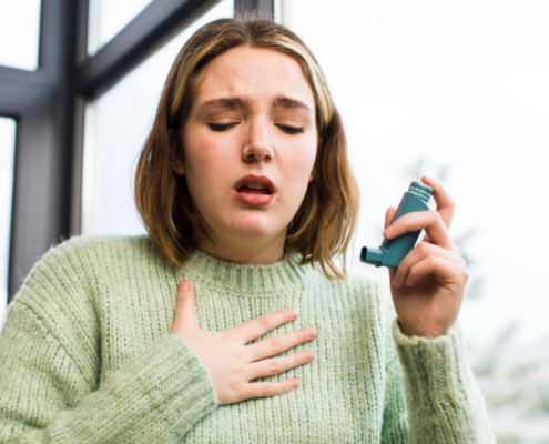 Mujer con inhalador para el asma