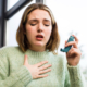 Mujer con inhalador para el asma