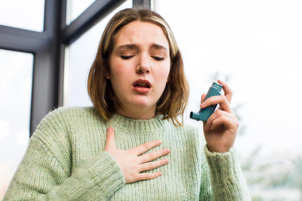 Mujer con inhalador para el asma
