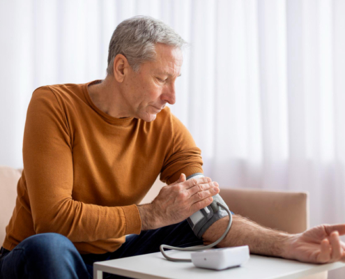 Foto de hombre adulto tomándose la presión