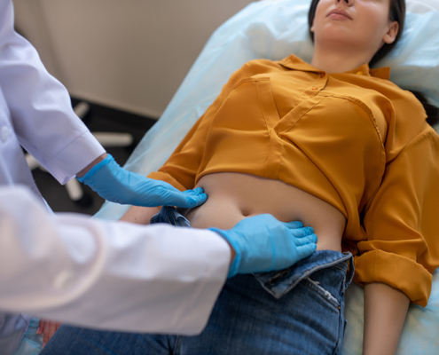 mujer siendo revisada por un médico