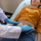mujer siendo revisada por un médico